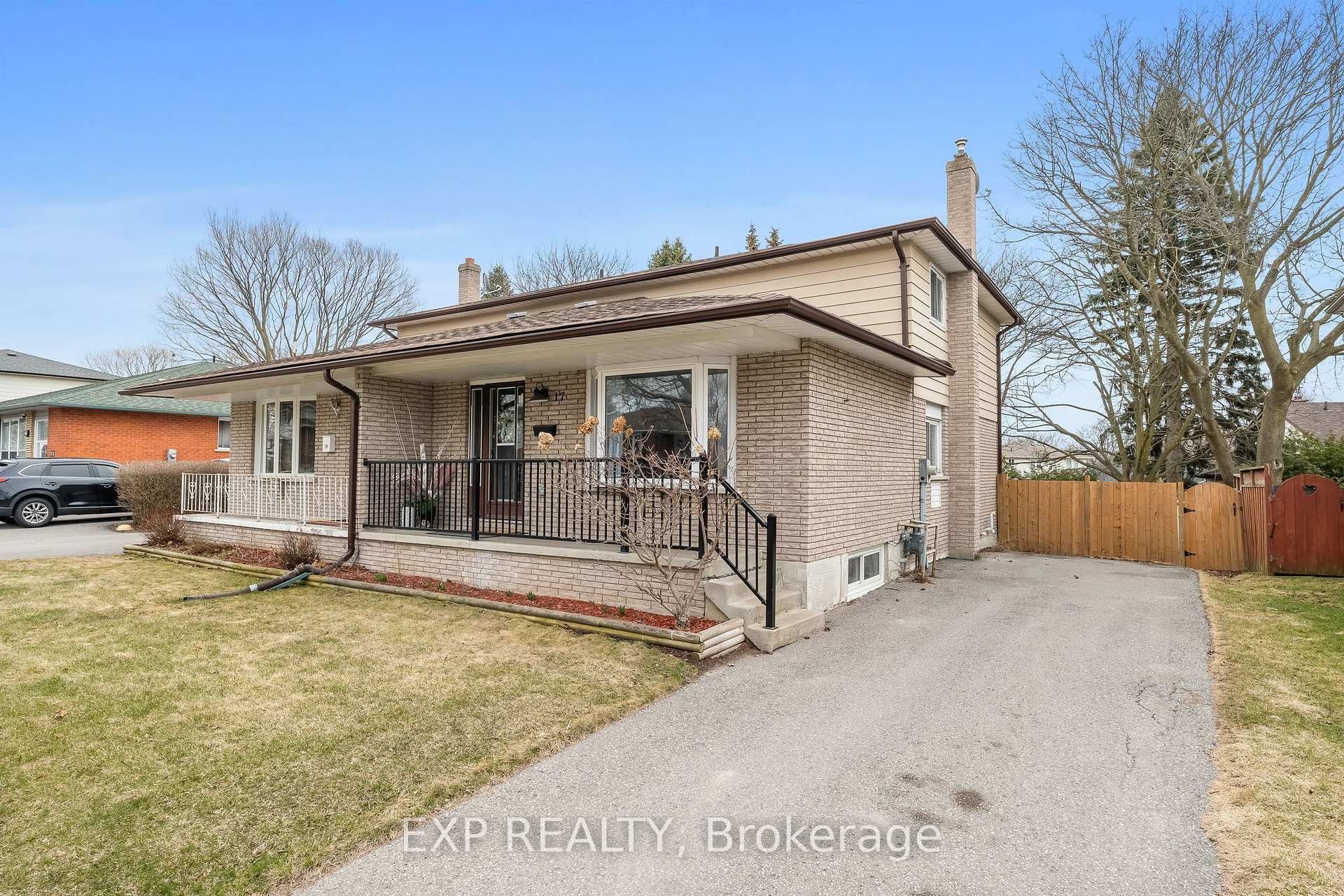 Photo 2 of 17 Lawrence Crescent, Clarington, Bowmanville — HOMEH