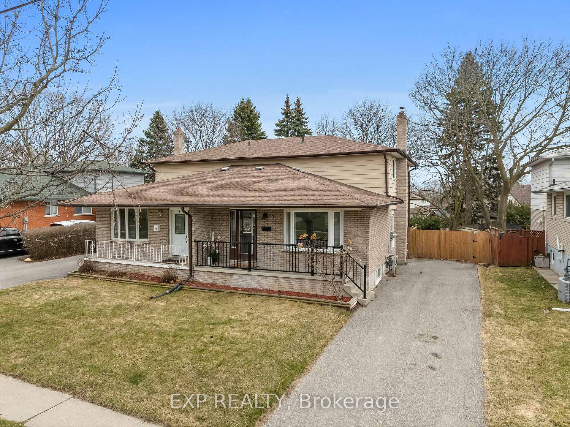 Photo 3 of 17 Lawrence Crescent, Clarington, Bowmanville — HOMEH