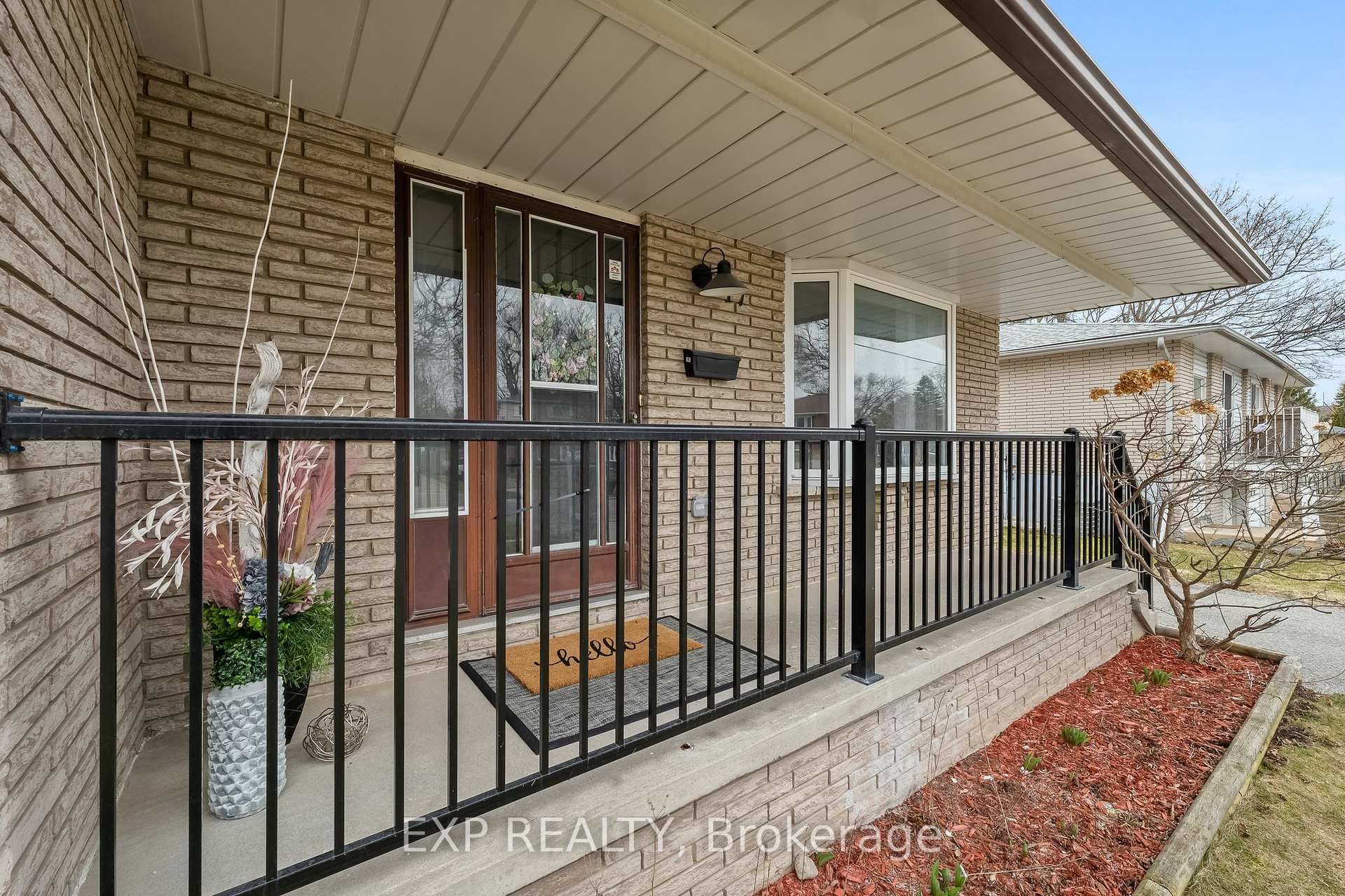 Photo 4 of 17 Lawrence Crescent, Clarington, Bowmanville — HOMEH