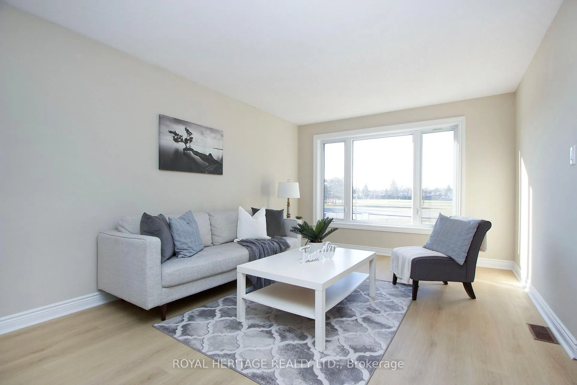 Photo 5 of 77 Devondale Street, Clarington, Courtice — HOMEH