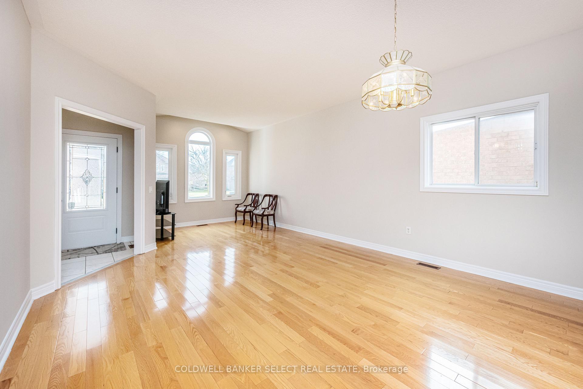Photo 8 of 129 Riverwood Terrace, Caledon, Bolton East — HOMEH