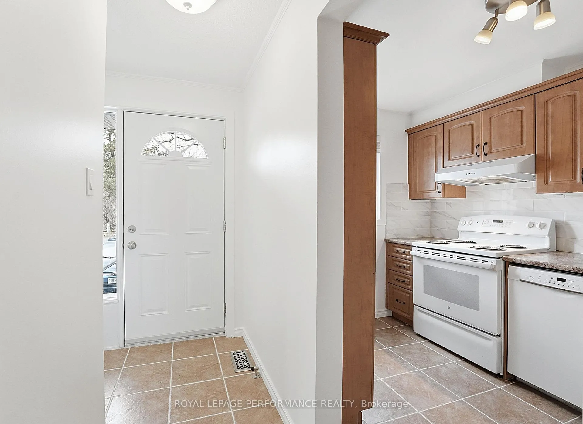 Photo 4 of 6442 Bilberry Drive, Ottawa, Orleans Wood — HOMEH