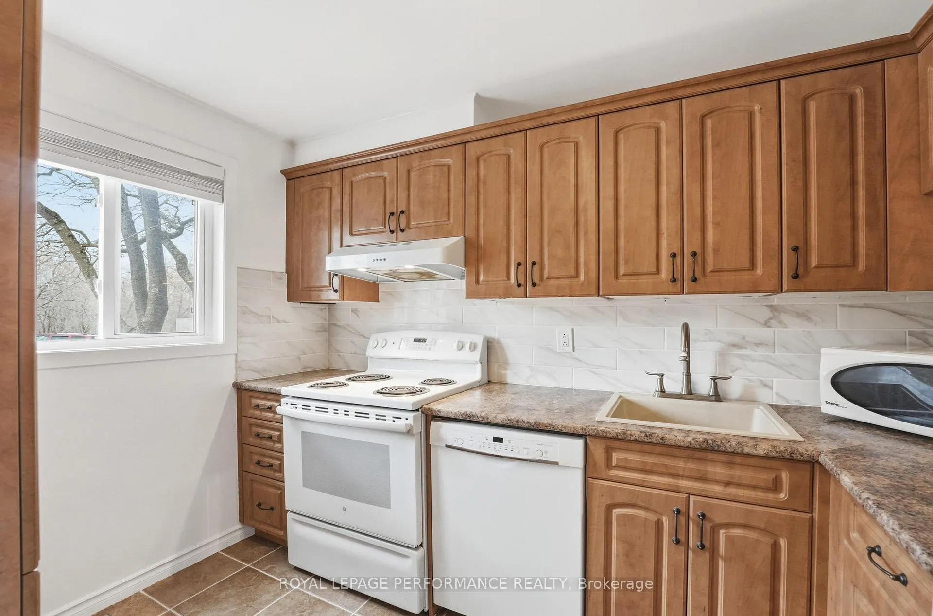 Photo 5 of 6442 Bilberry Drive, Ottawa, Orleans Wood — HOMEH
