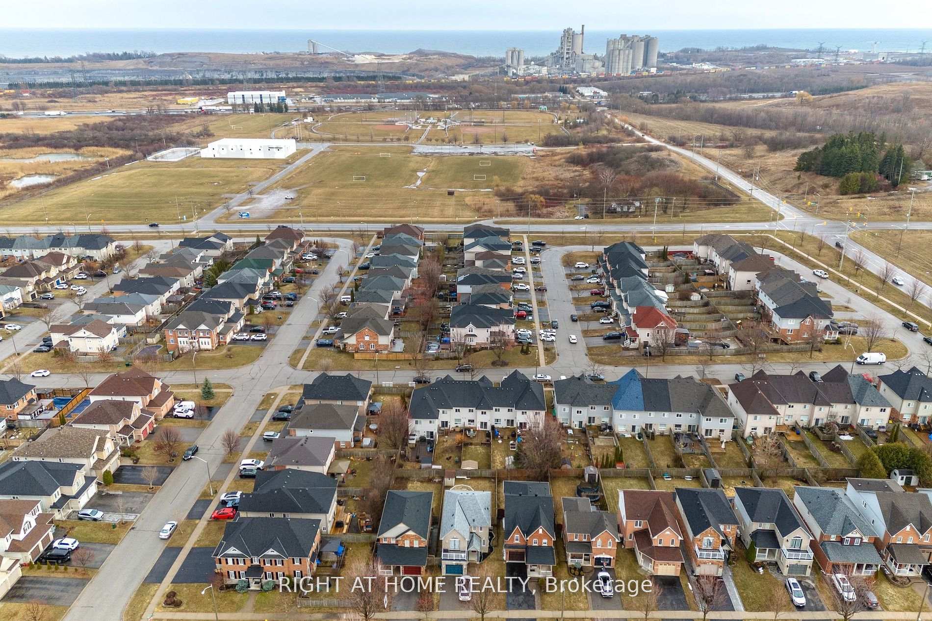 Photo 2 of 14 Dodds Square, Clarington, Bowmanville — HOMEH
