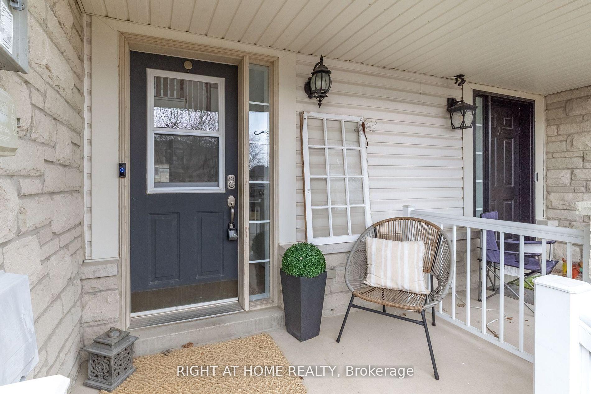 Photo 4 of 14 Dodds Square, Clarington, Bowmanville — HOMEH