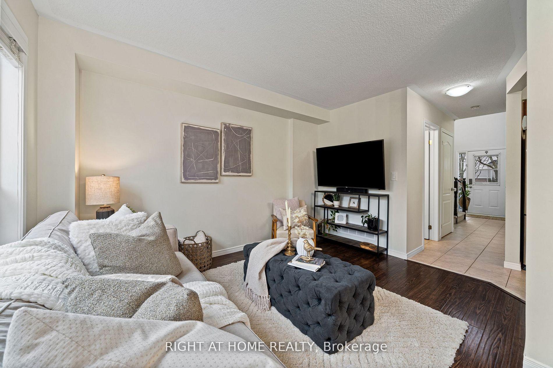 Photo 9 of 14 Dodds Square, Clarington, Bowmanville — HOMEH