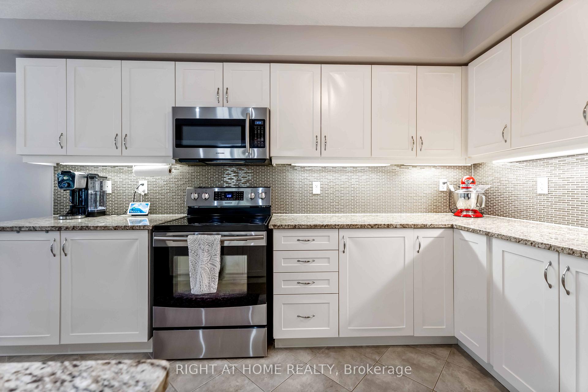 Photo 20 of 28 Lynch Crescent, Hamilton, Binbrook — HOMEH