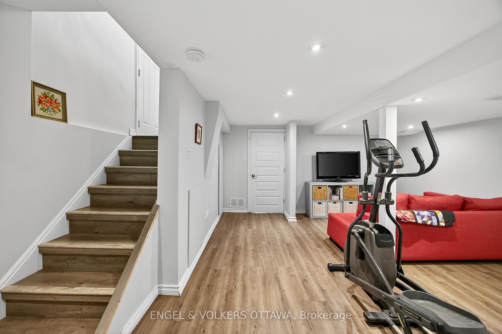 Photo 35 of 557 Roosevelt Avenue, Ottawa, McKellar/Highland — HOMEH