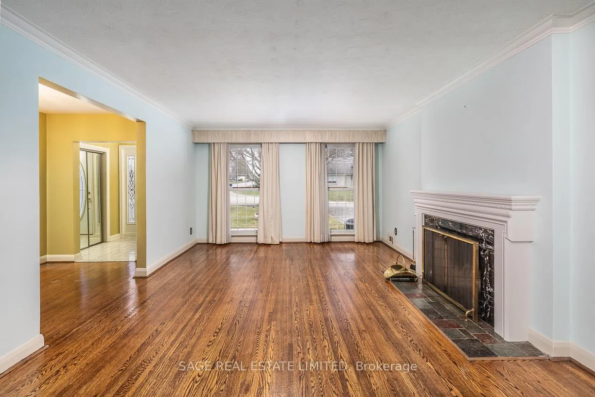 Photo 2 of 47 Ravensbourne Crescent, Etobicoke, Princess-Rosethorn — HOMEH