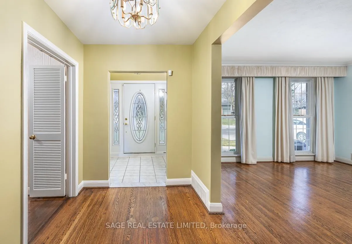 Photo 3 of 47 Ravensbourne Crescent, Etobicoke, Princess-Rosethorn — HOMEH