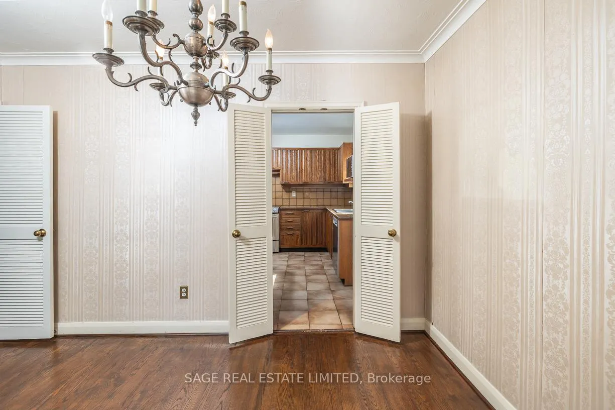 Photo 4 of 47 Ravensbourne Crescent, Etobicoke, Princess-Rosethorn — HOMEH