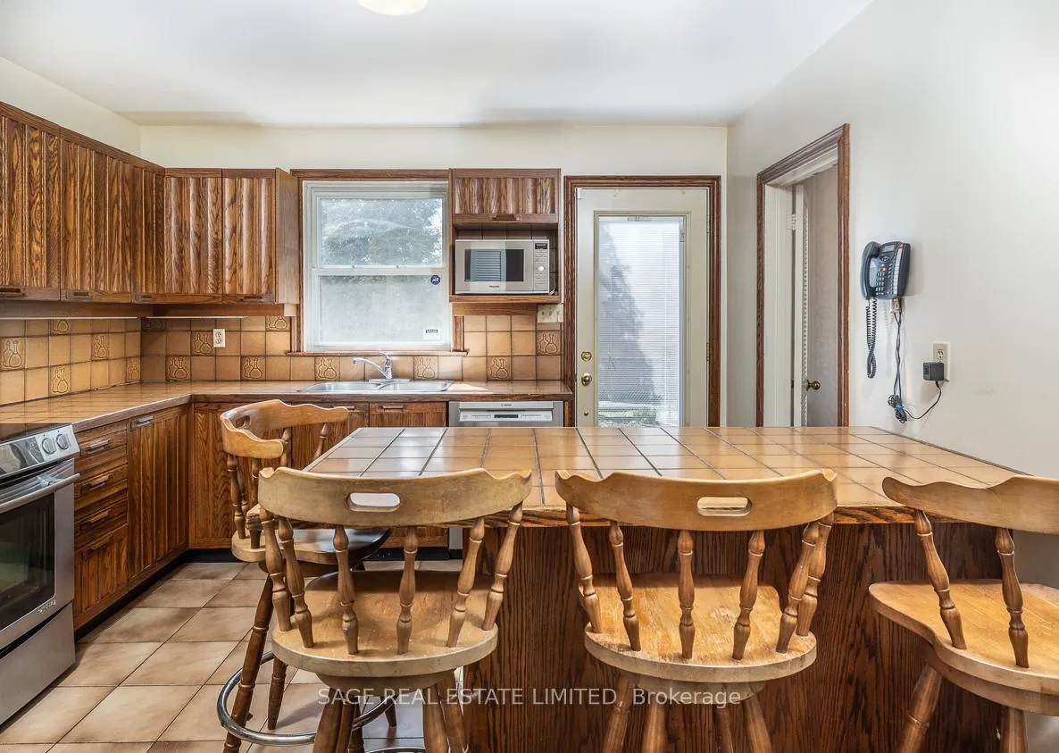 Photo 5 of 47 Ravensbourne Crescent, Etobicoke, Princess-Rosethorn — HOMEH