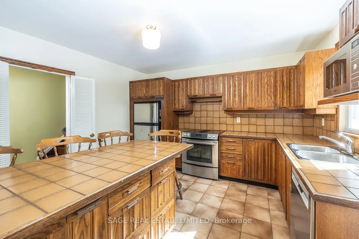 Photo 6 of 47 Ravensbourne Crescent, Etobicoke, Princess-Rosethorn — HOMEH