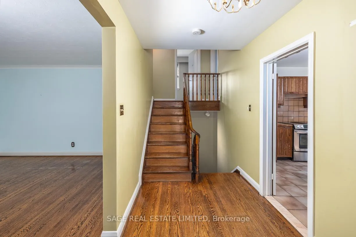 Photo 7 of 47 Ravensbourne Crescent, Etobicoke, Princess-Rosethorn — HOMEH