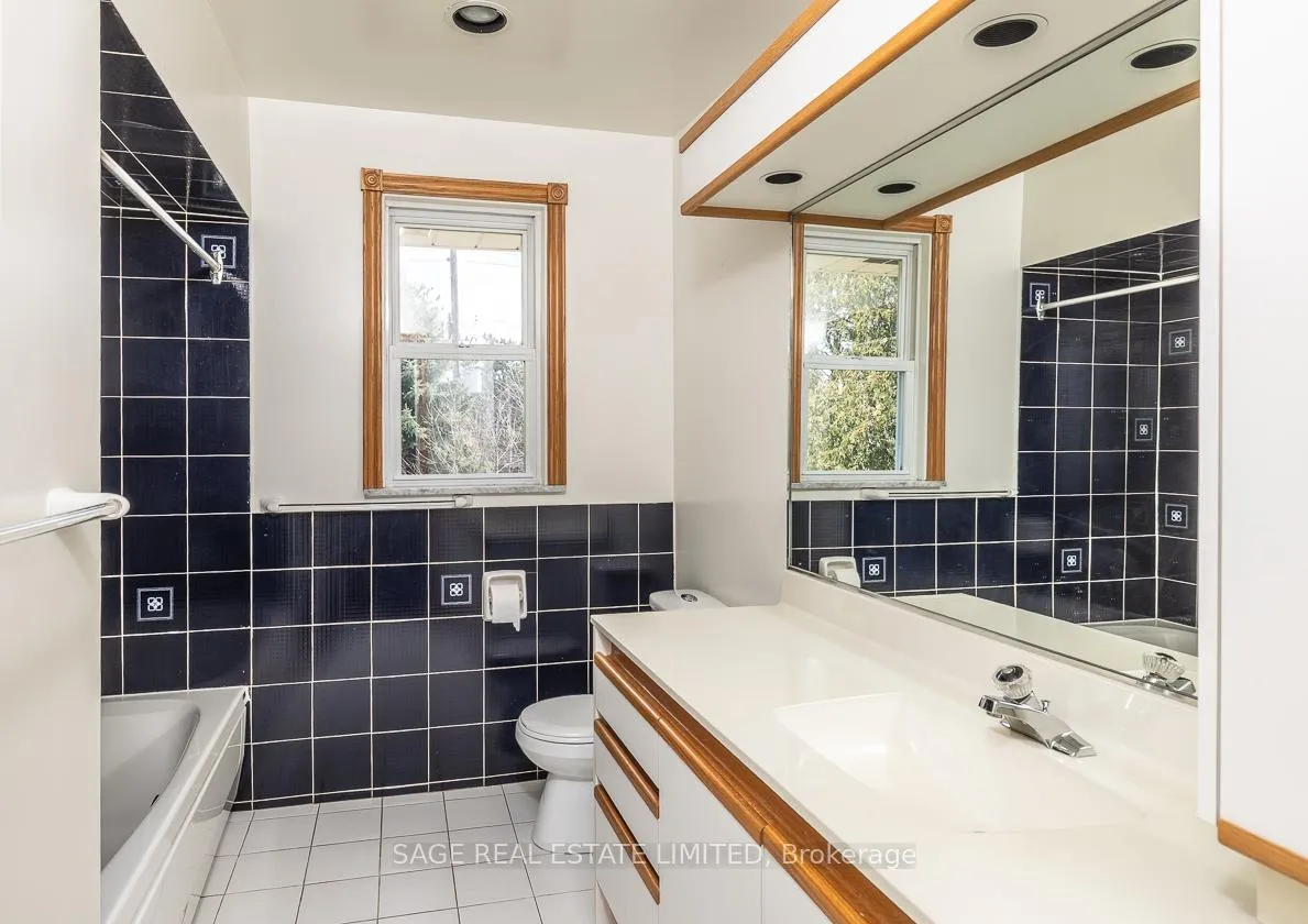 Photo 8 of 47 Ravensbourne Crescent, Etobicoke, Princess-Rosethorn — HOMEH