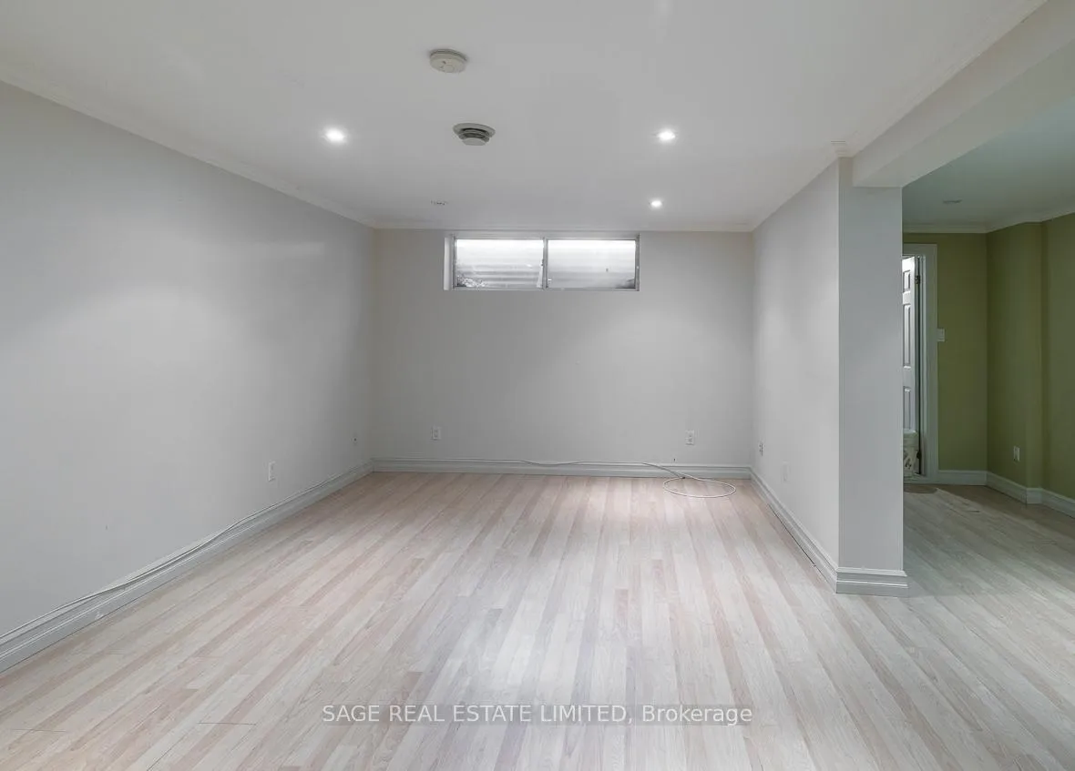 Photo 11 of 47 Ravensbourne Crescent, Etobicoke, Princess-Rosethorn — HOMEH