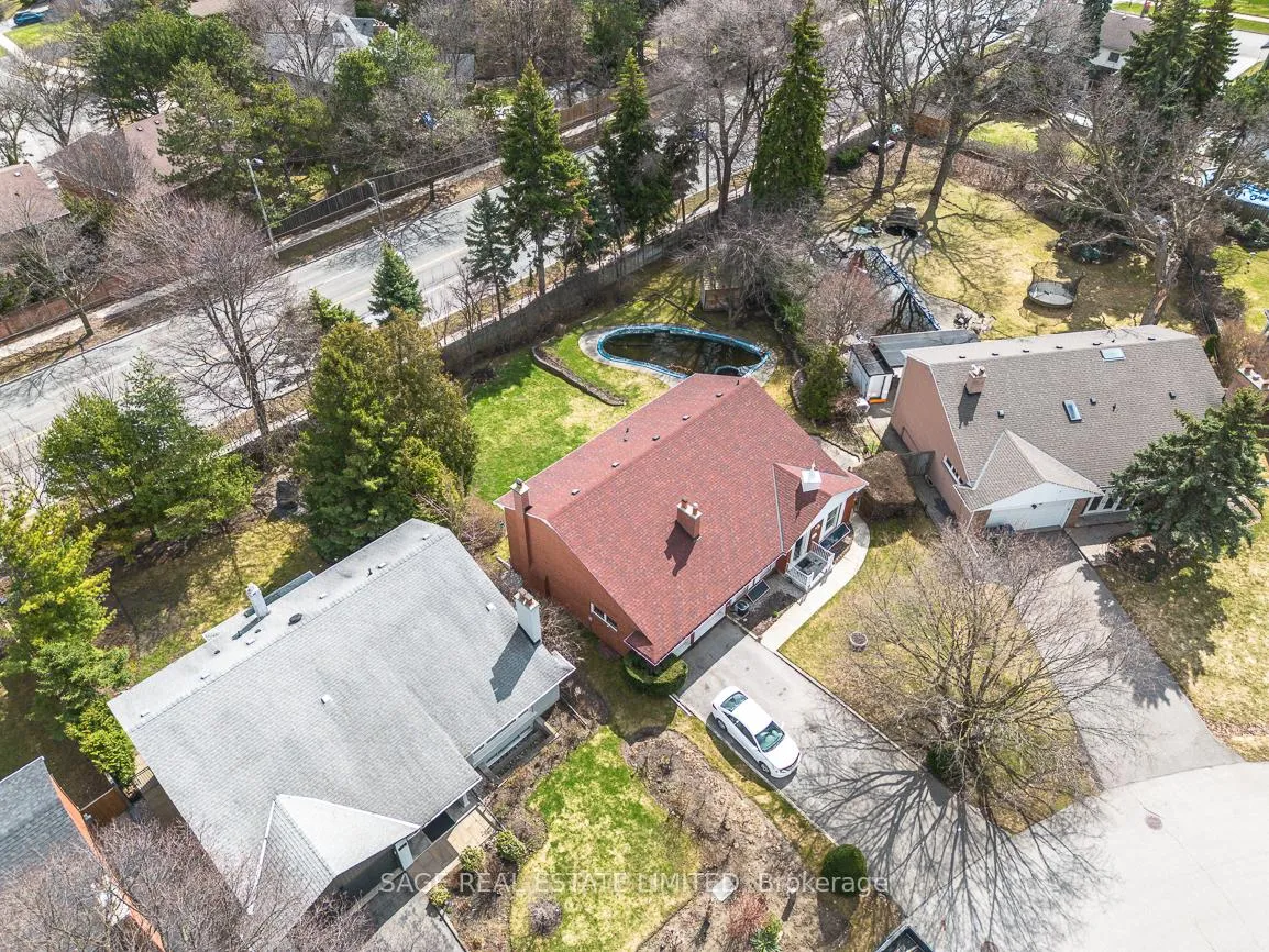 Photo 21 of 47 Ravensbourne Crescent, Etobicoke, Princess-Rosethorn — HOMEH