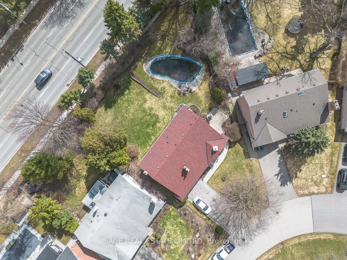 Photo 23 of 47 Ravensbourne Crescent, Etobicoke, Princess-Rosethorn — HOMEH
