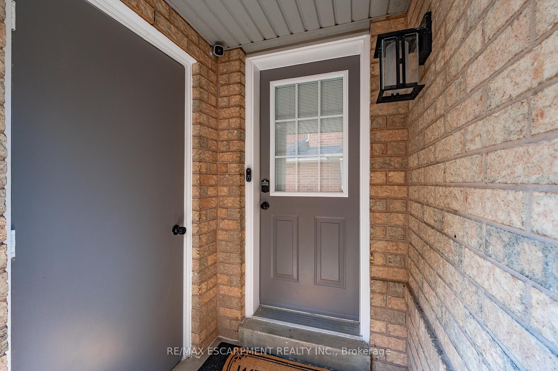 Photo 2 of 146 Rockhaven Lane, Hamilton, Waterdown — HOMEH