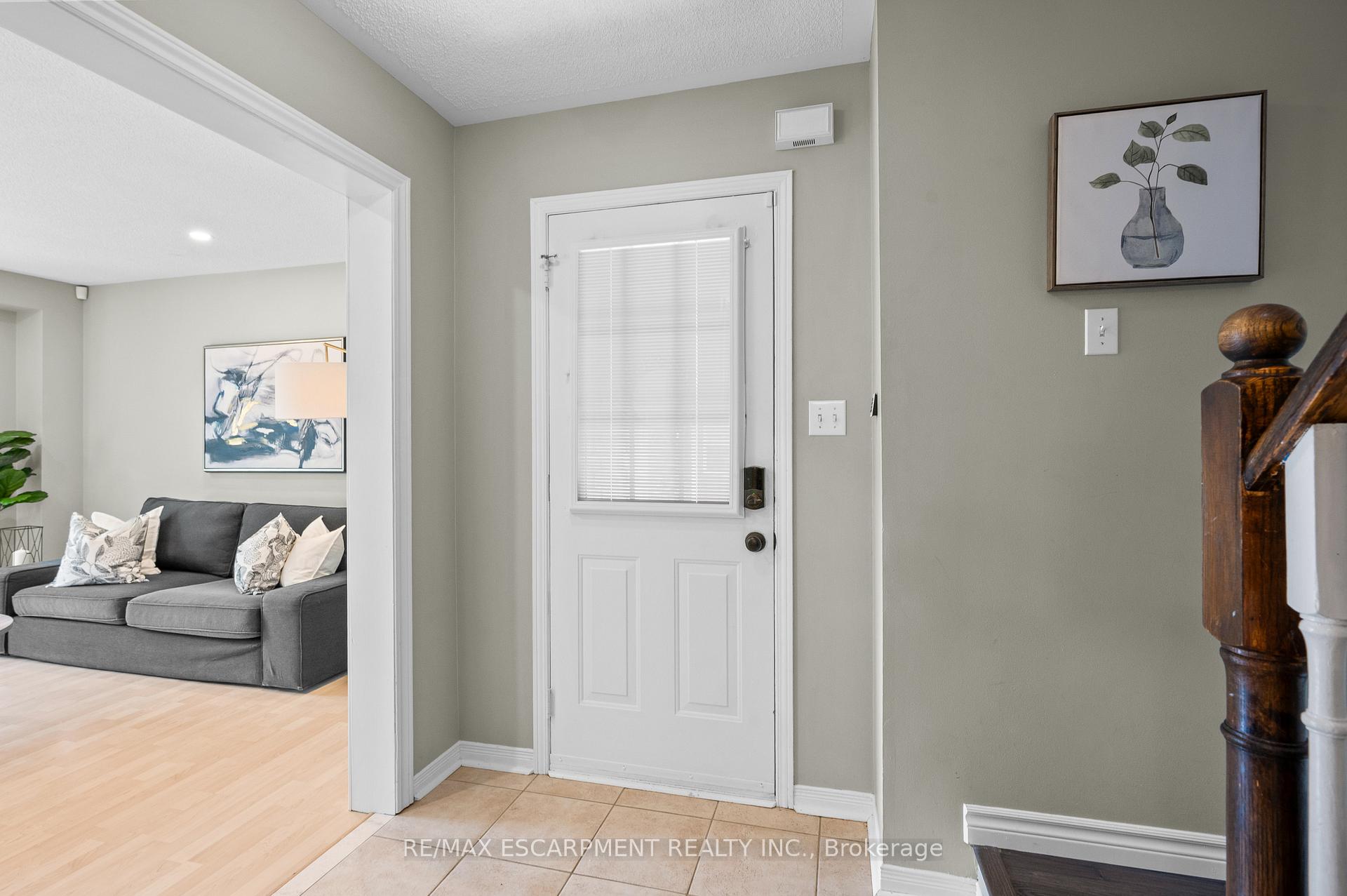 Photo 3 of 146 Rockhaven Lane, Hamilton, Waterdown — HOMEH