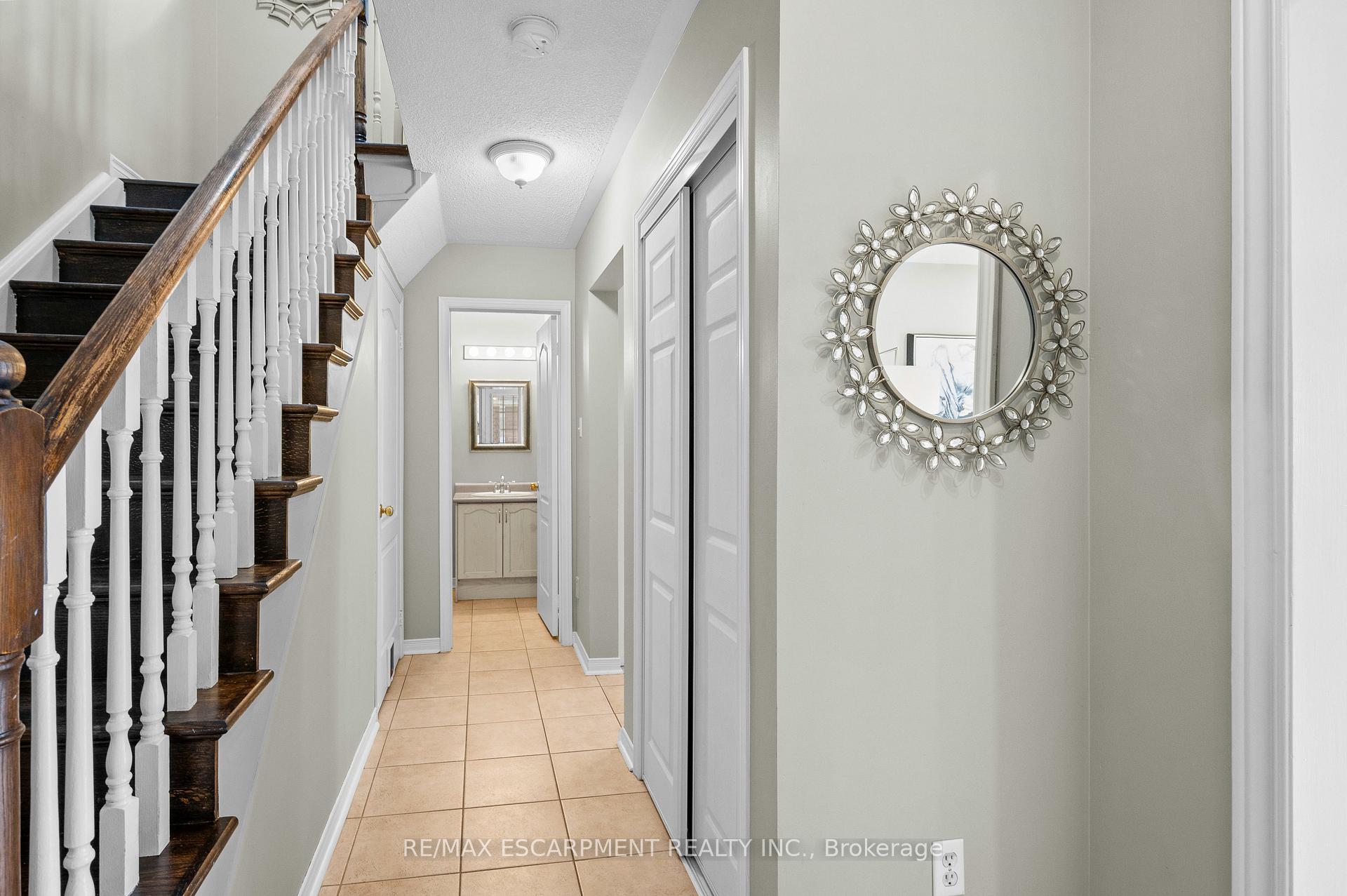 Photo 4 of 146 Rockhaven Lane, Hamilton, Waterdown — HOMEH