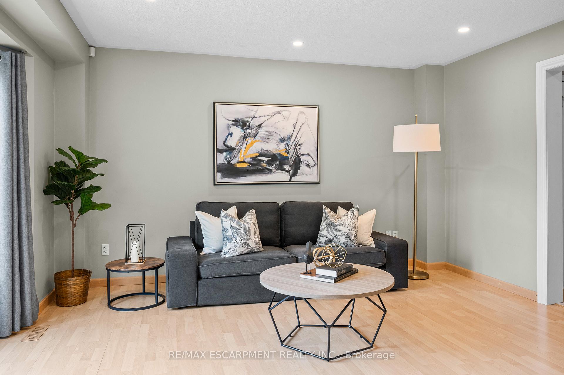 Photo 8 of 146 Rockhaven Lane, Hamilton, Waterdown — HOMEH
