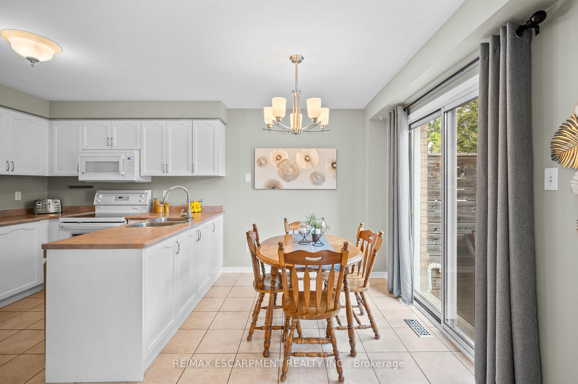 Photo 10 of 146 Rockhaven Lane, Hamilton, Waterdown — HOMEH