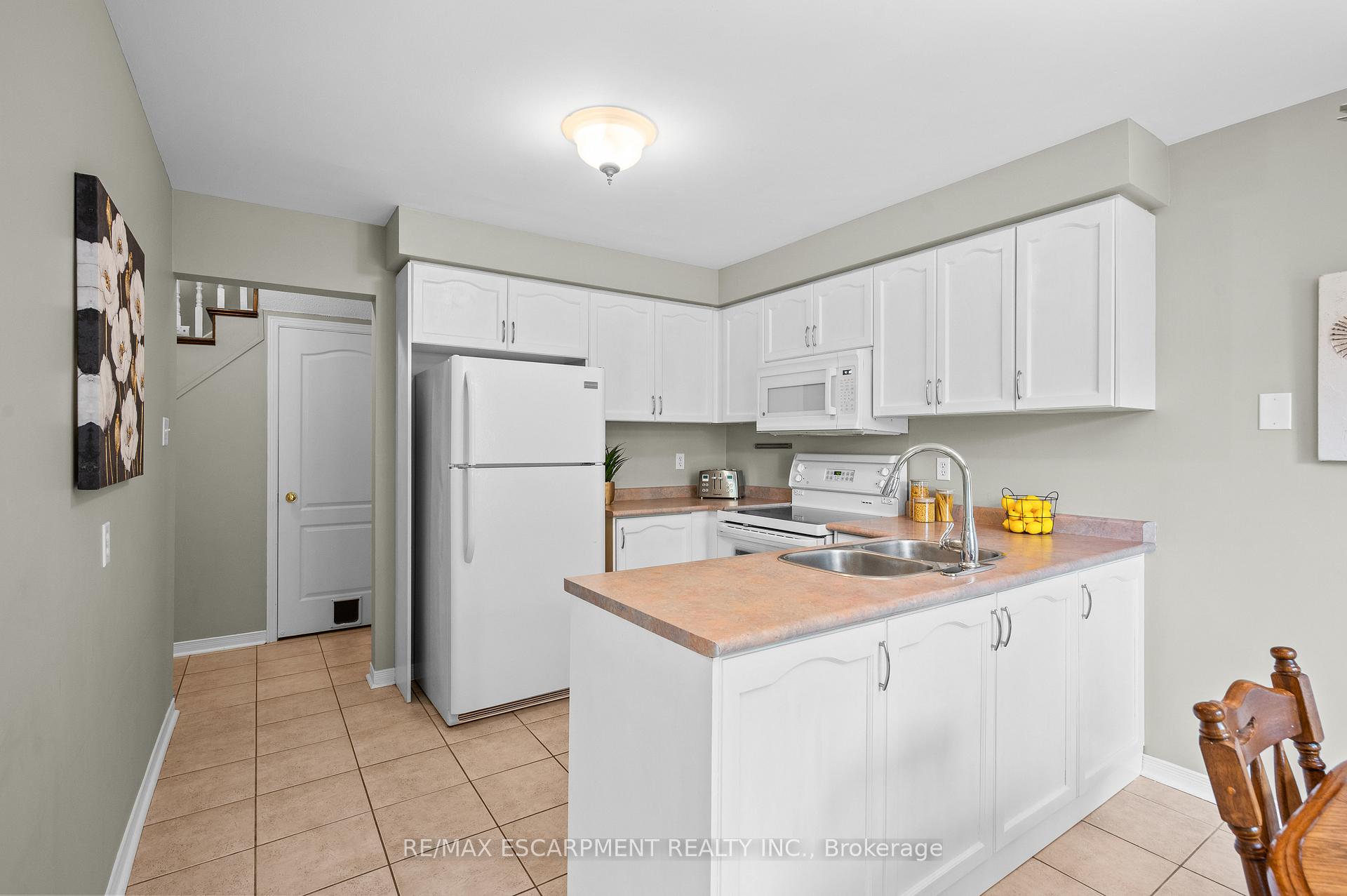 Photo 12 of 146 Rockhaven Lane, Hamilton, Waterdown — HOMEH