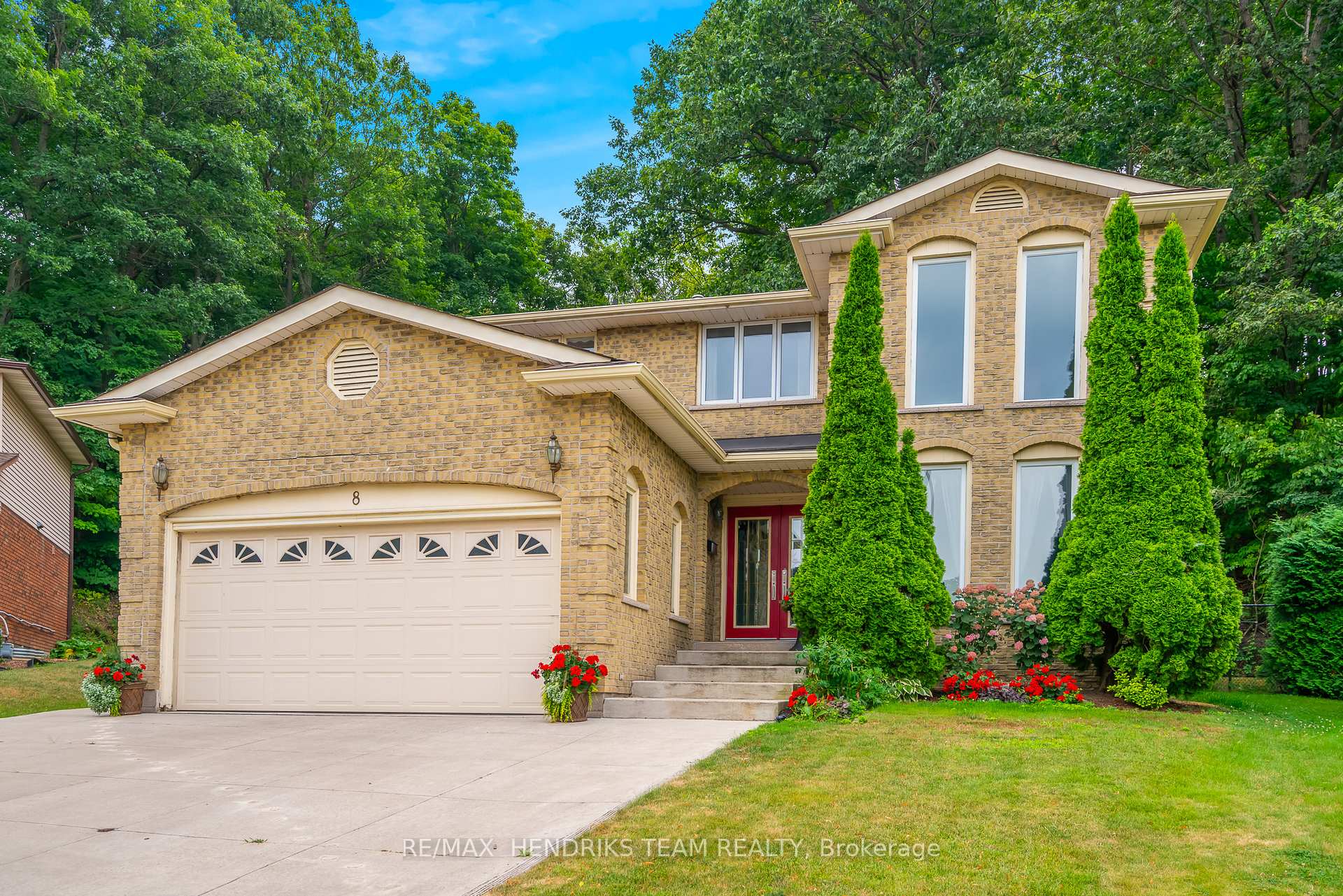 Photo 2 of 8 Sunhaven Court, Hamilton, Stoney Creek — HOMEH