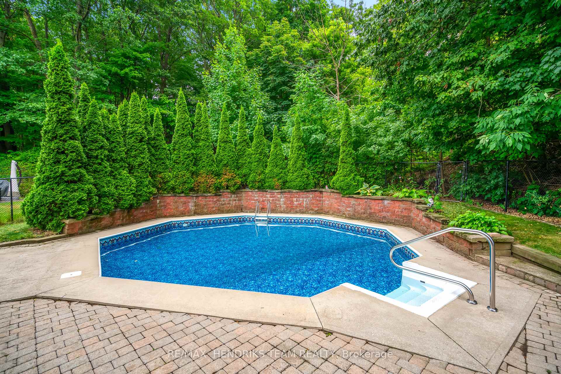 Photo 7 of 8 Sunhaven Court, Hamilton, Stoney Creek — HOMEH