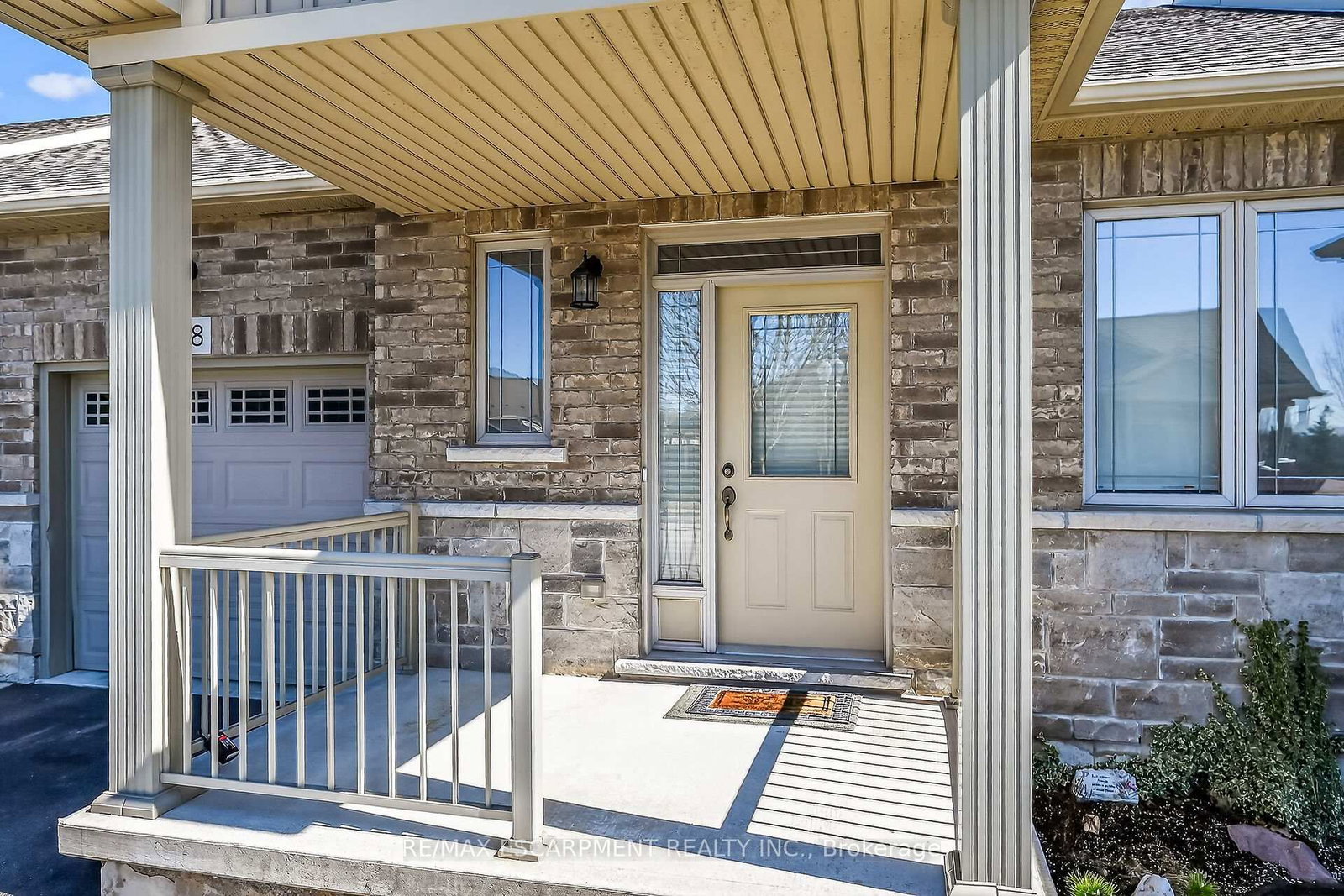 Photo 3 of 18 Ecker Lane, Hamilton, Binbrook — HOMEH
