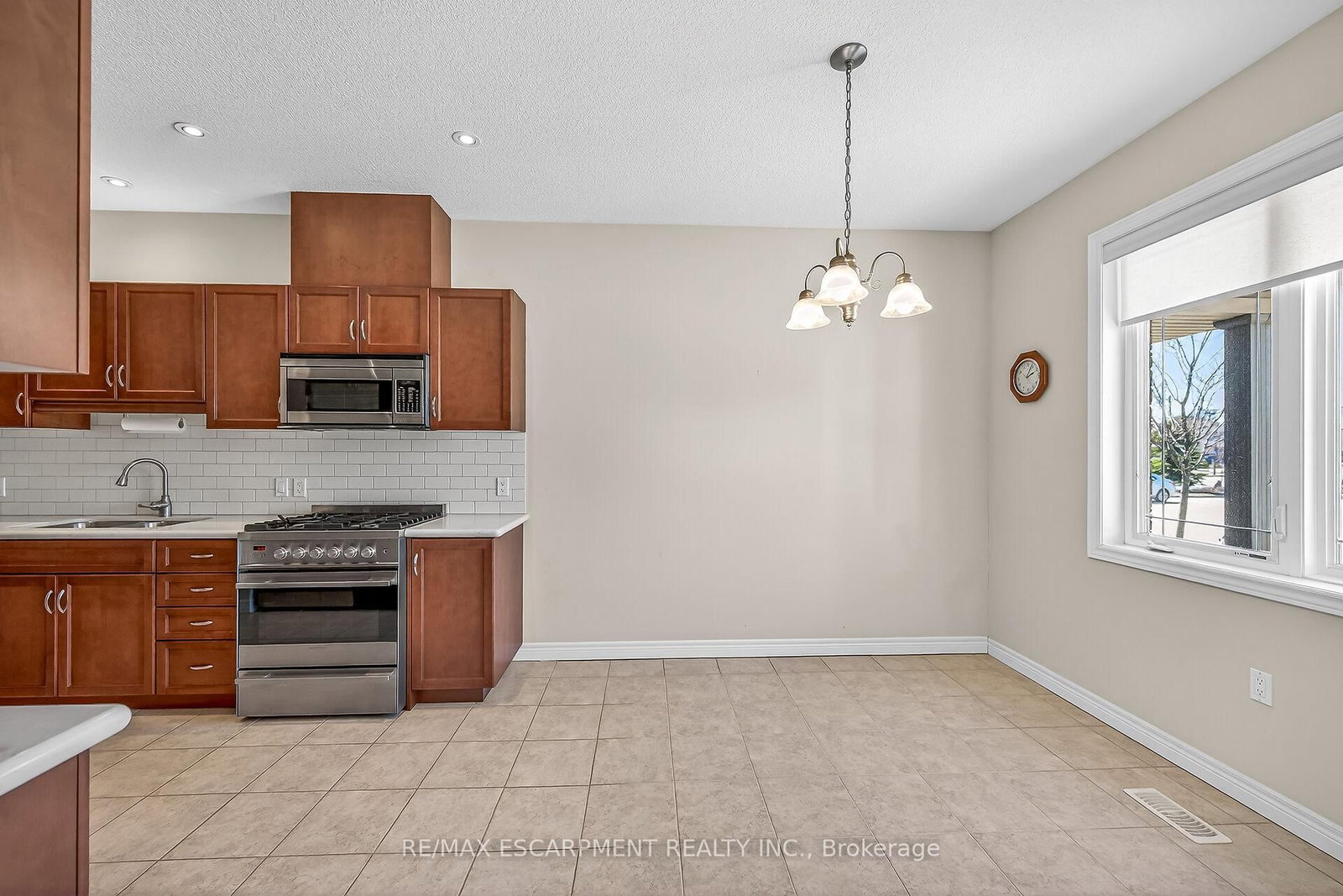 Photo 7 of 18 Ecker Lane, Hamilton, Binbrook — HOMEH