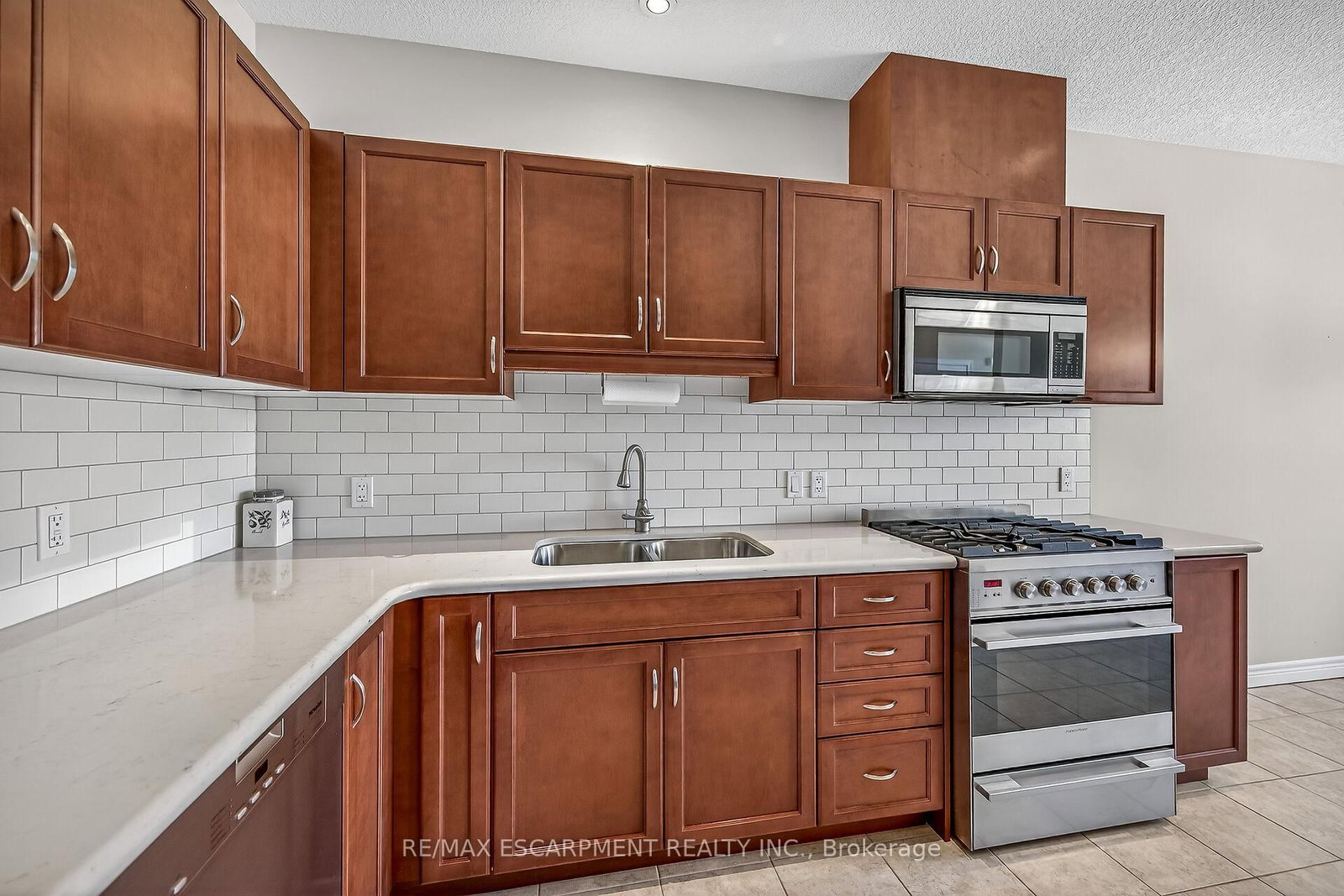 Photo 10 of 18 Ecker Lane, Hamilton, Binbrook — HOMEH