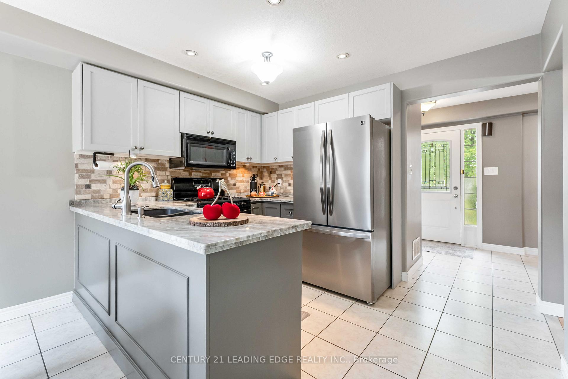 Photo 14 of 117 Thoroughbred Boulevard, Hamilton, Ancaster — HOMEH
