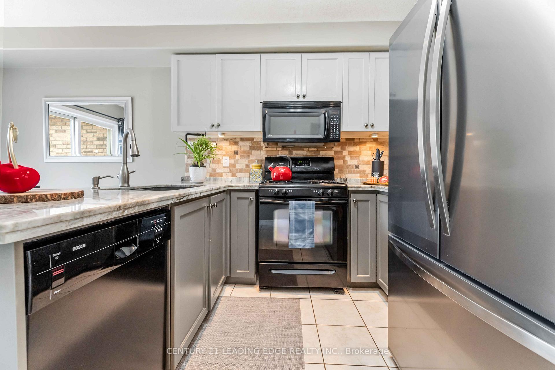 Photo 15 of 117 Thoroughbred Boulevard, Hamilton, Ancaster — HOMEH