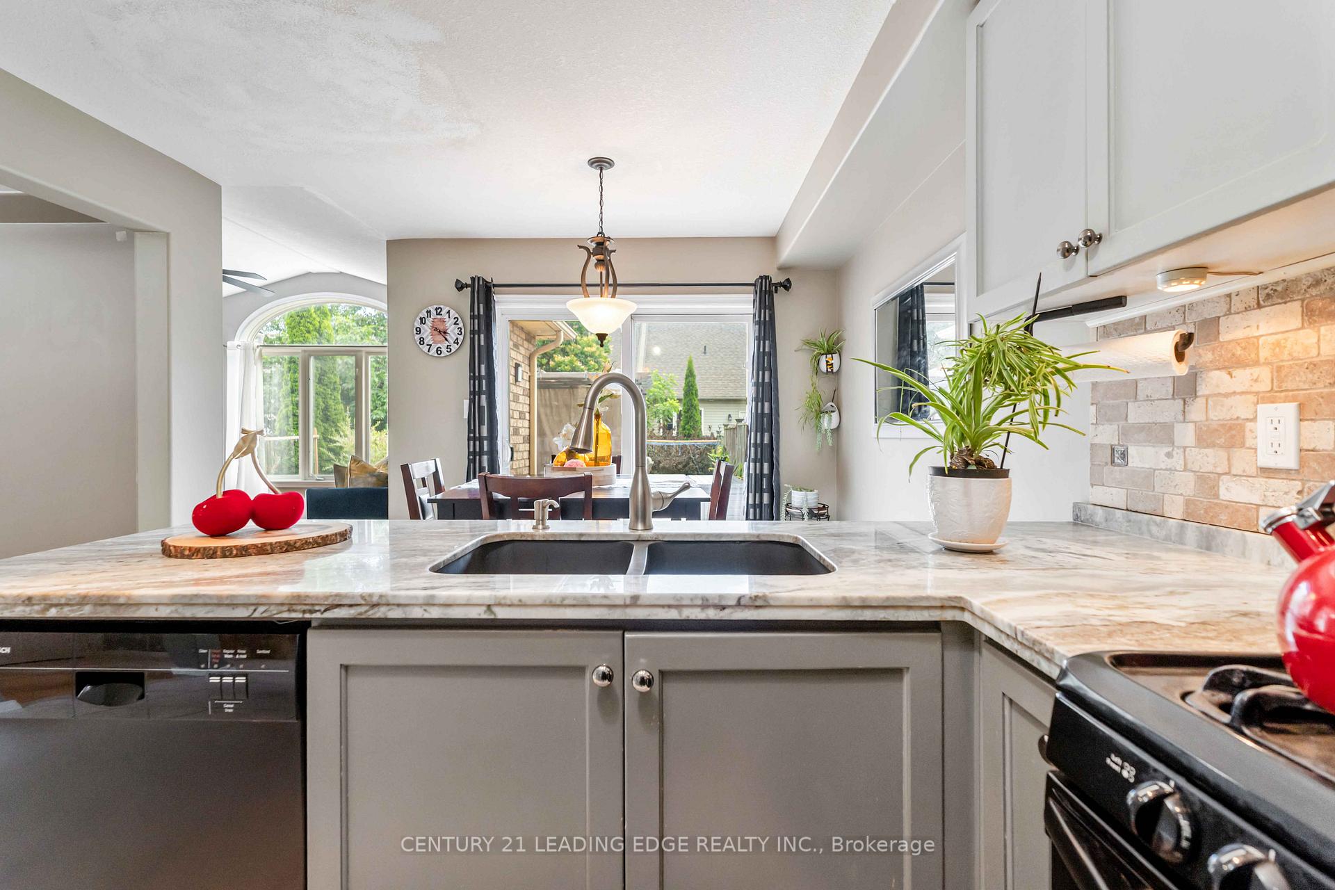 Photo 16 of 117 Thoroughbred Boulevard, Hamilton, Ancaster — HOMEH