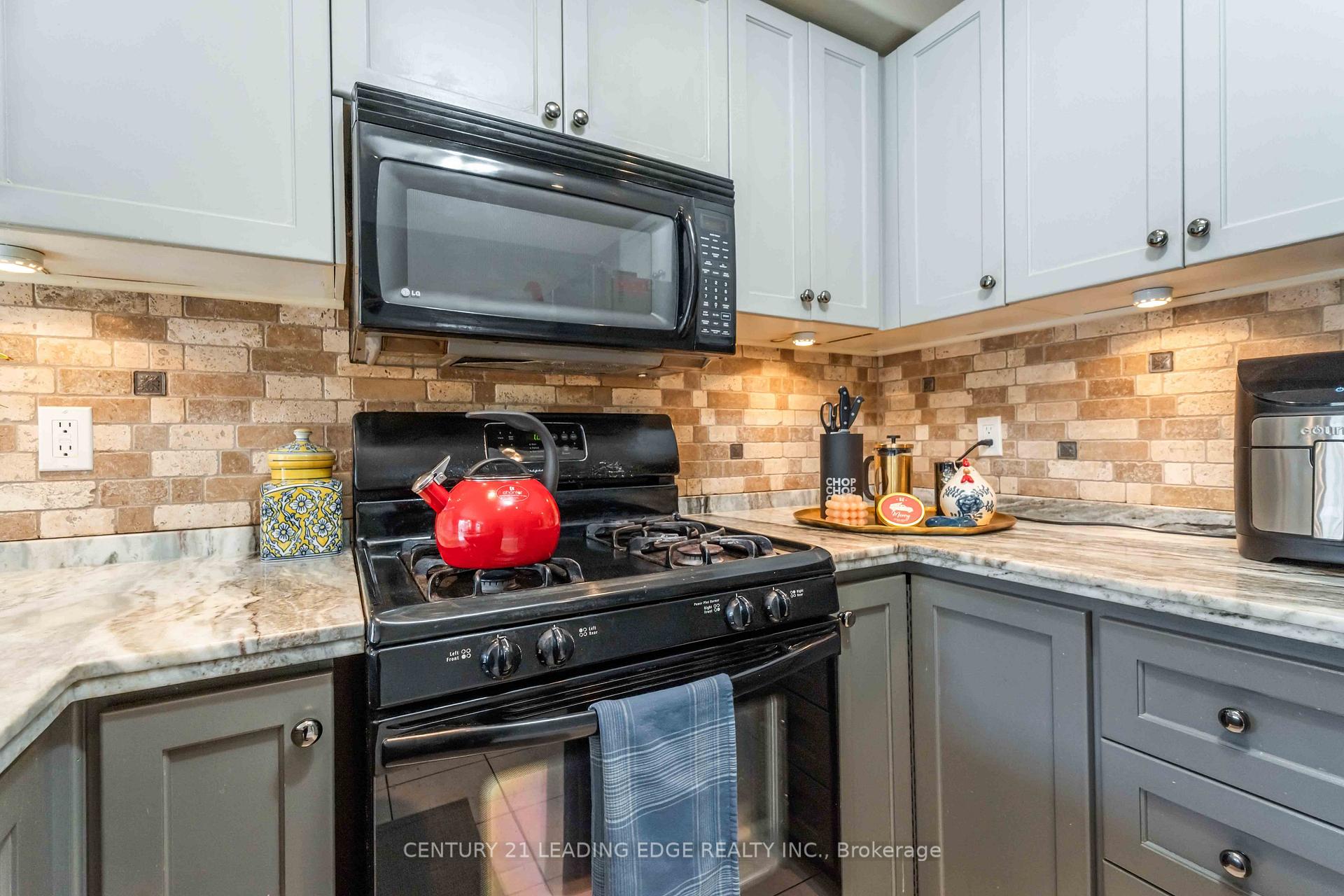 Photo 17 of 117 Thoroughbred Boulevard, Hamilton, Ancaster — HOMEH