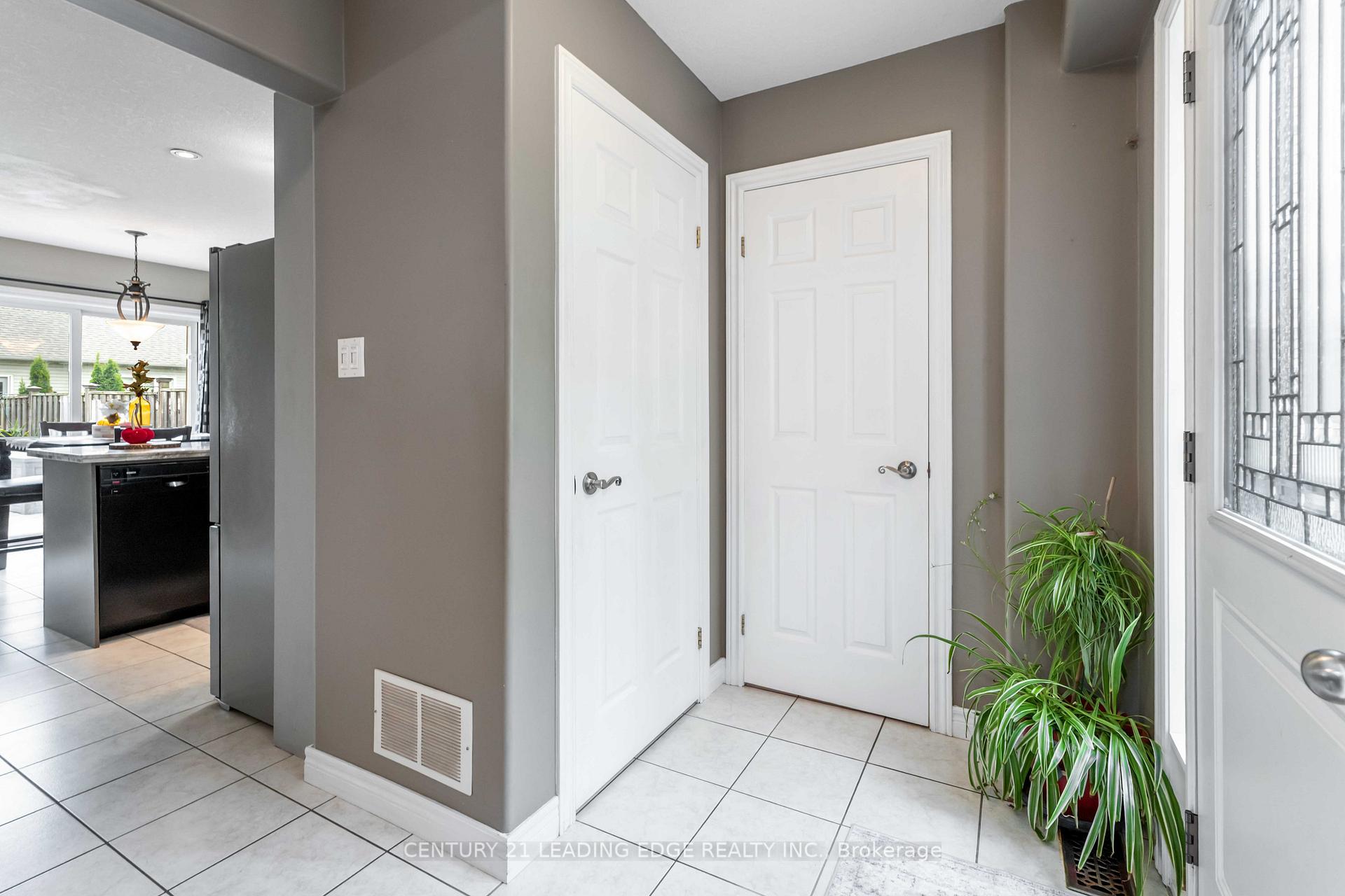 Photo 22 of 117 Thoroughbred Boulevard, Hamilton, Ancaster — HOMEH