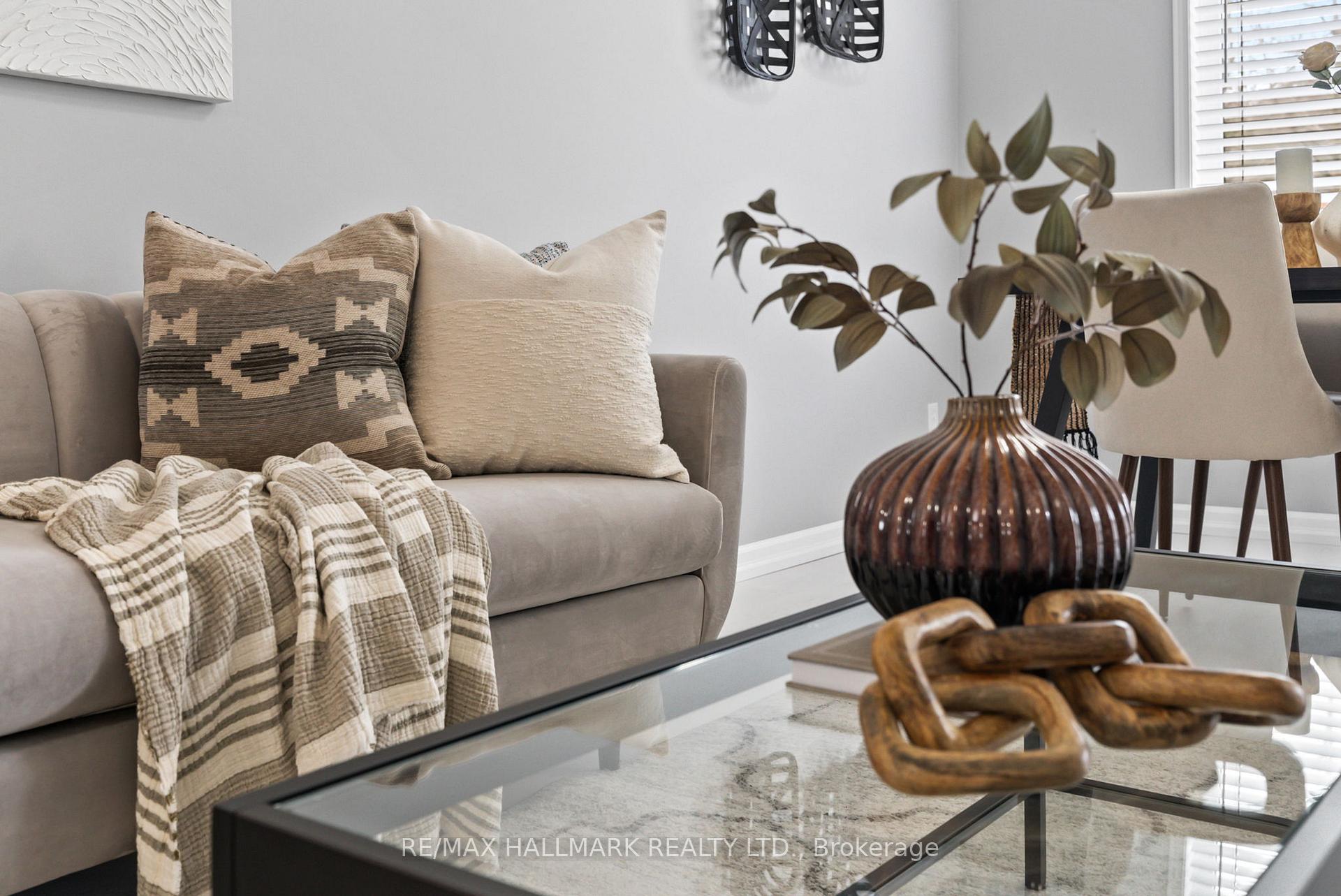 Photo 5 of 41 Guildwood Drive, Clarington, Bowmanville — HOMEH