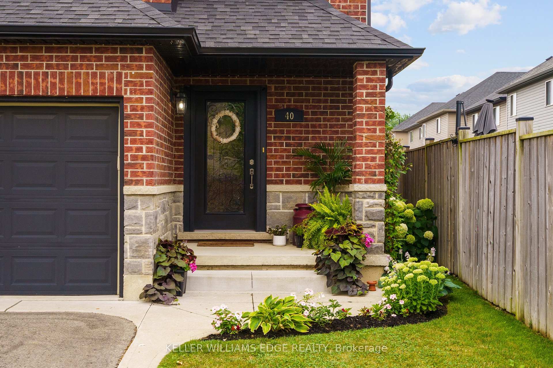 Photo 3 of 40 Stoneglen Way, Hamilton, Mount Hope — HOMEH