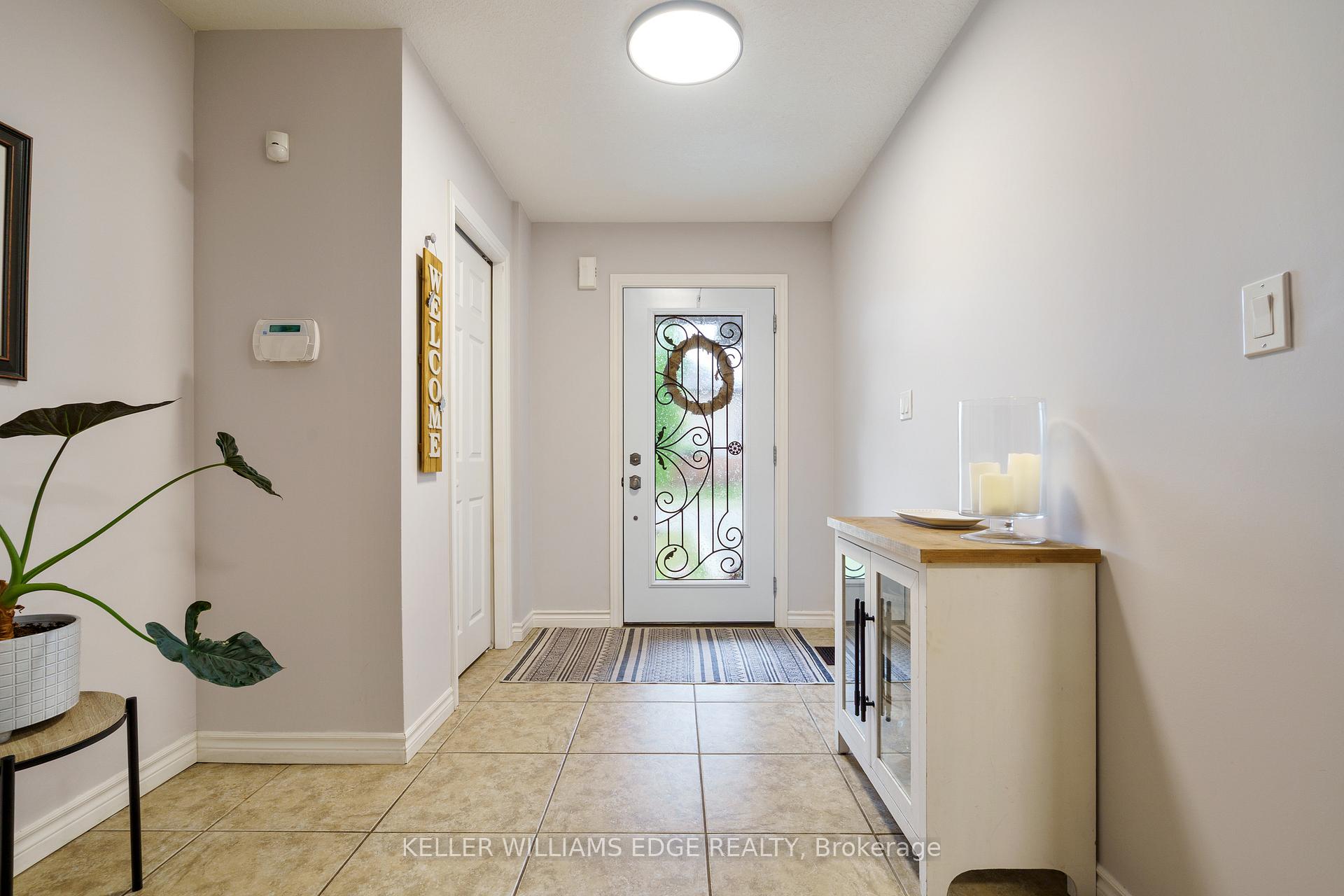 Photo 4 of 40 Stoneglen Way, Hamilton, Mount Hope — HOMEH