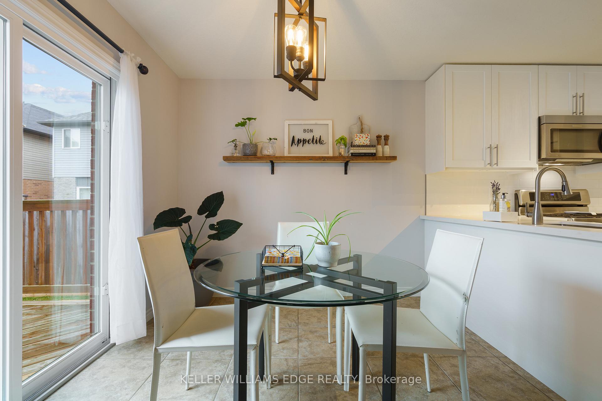 Photo 17 of 40 Stoneglen Way, Hamilton, Mount Hope — HOMEH