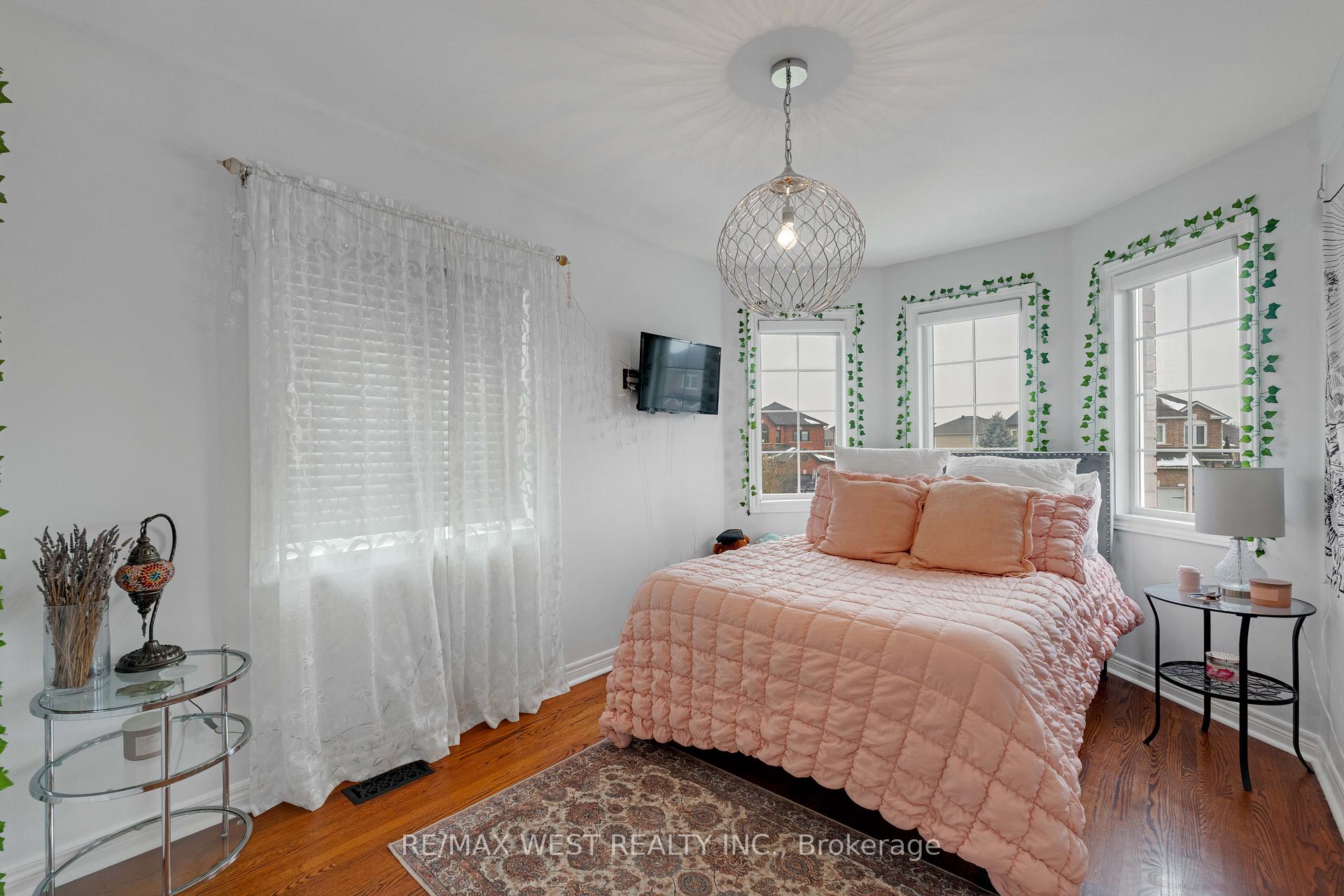 Photo 14 of 27 Coolspring Crescent, Caledon, Bolton East — HOMEH