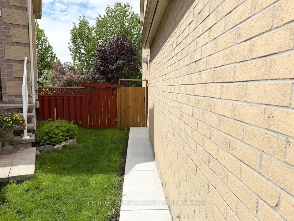 Photo 12 of 88 Noake Crescent, Ajax, Central — HOMEH