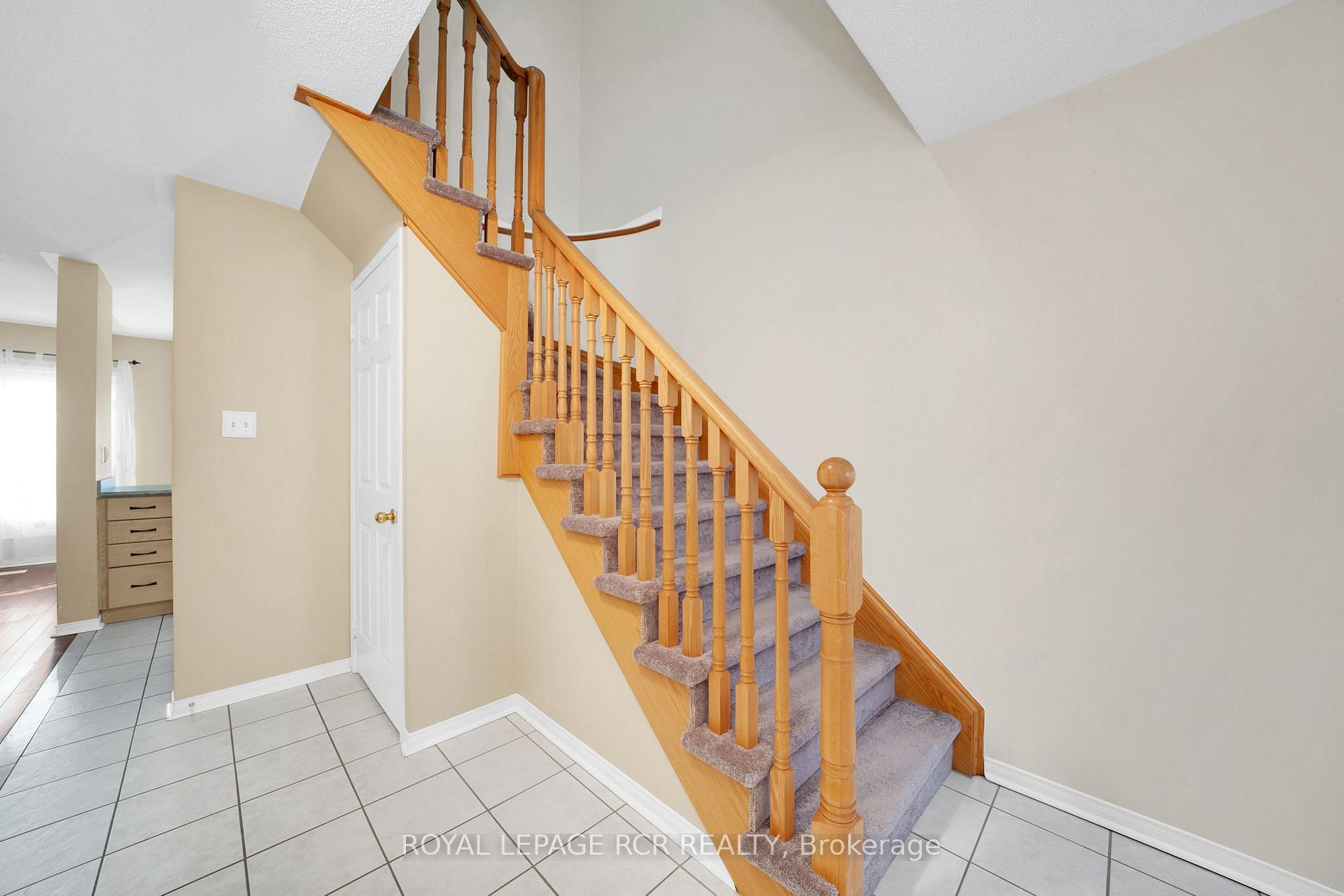 Photo 6 of 86 Wood Circle, Caledon, Bolton East — HOMEH