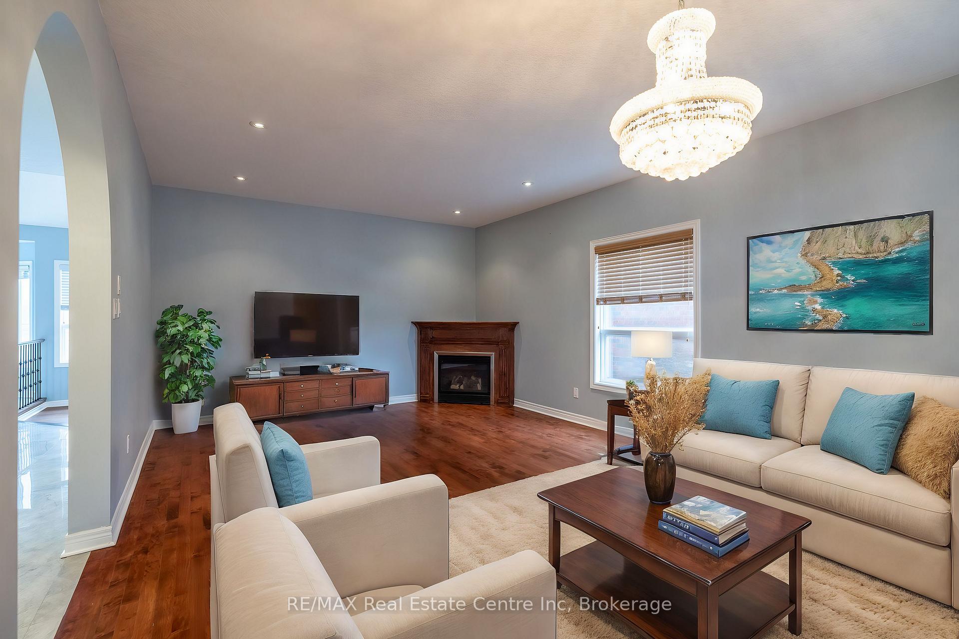 Photo 6 of 4 Clairfields Drive W, Guelph, Clairfields/Hanlon Business Park — HOMEH