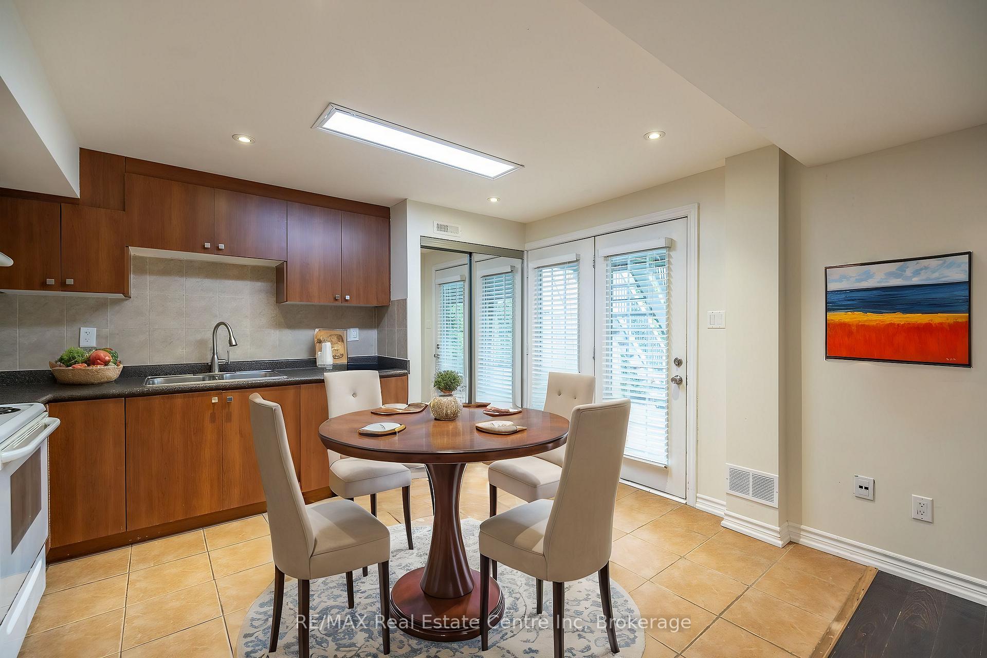 Photo 13 of 4 Clairfields Drive W, Guelph, Clairfields/Hanlon Business Park — HOMEH