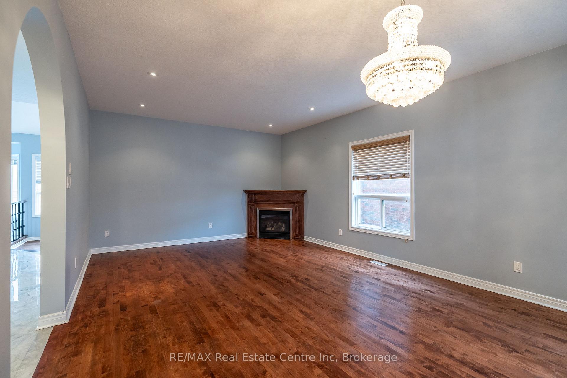 Photo 16 of 4 Clairfields Drive W, Guelph, Clairfields/Hanlon Business Park — HOMEH