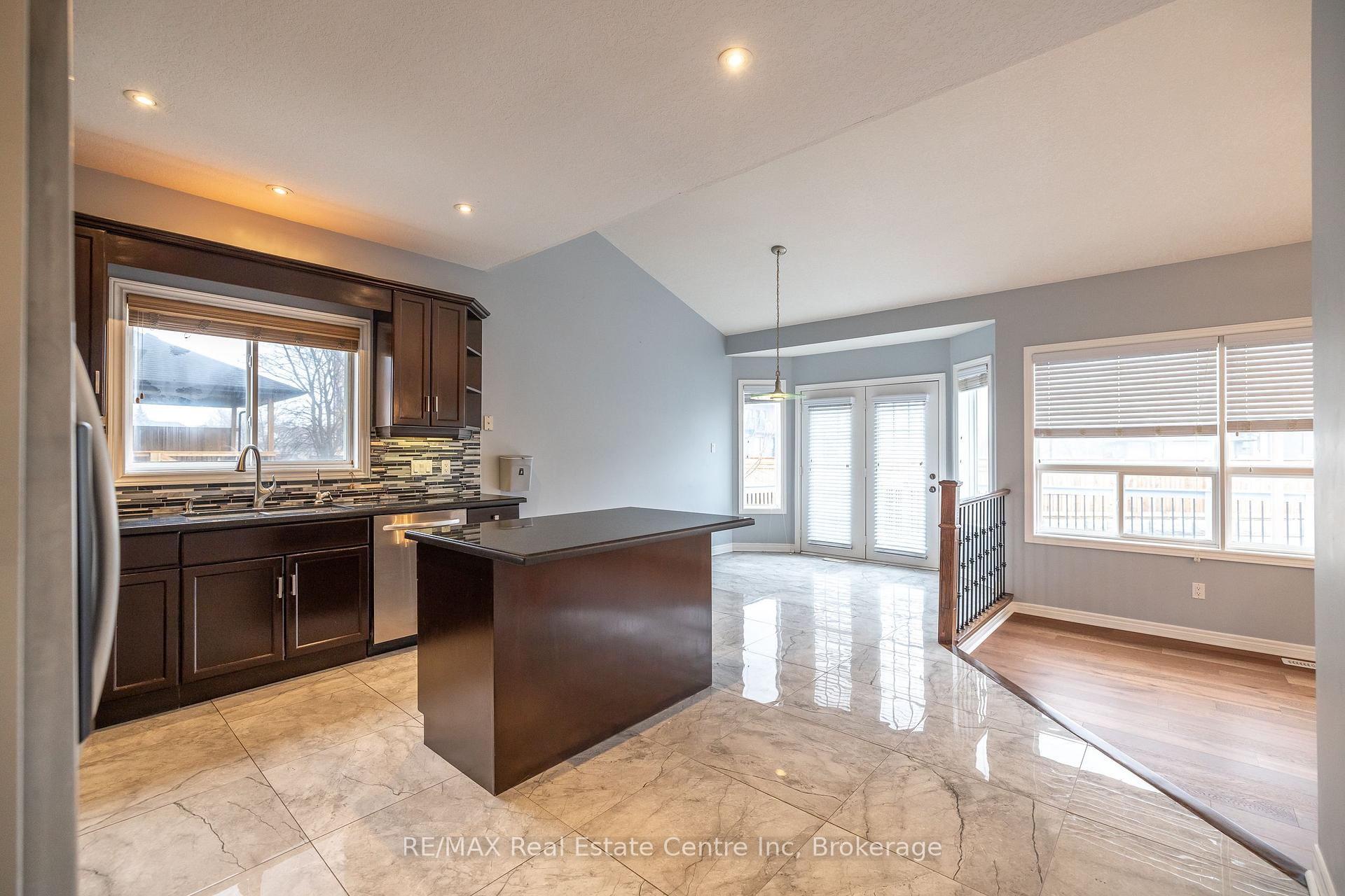 Photo 19 of 4 Clairfields Drive W, Guelph, Clairfields/Hanlon Business Park — HOMEH