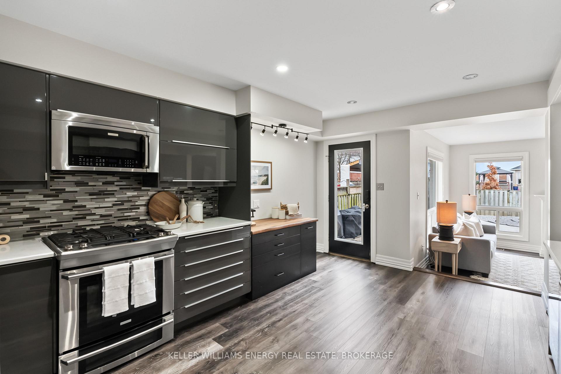 Photo 5 of 81 Farncomb Crescent, Clarington, Bowmanville — HOMEH